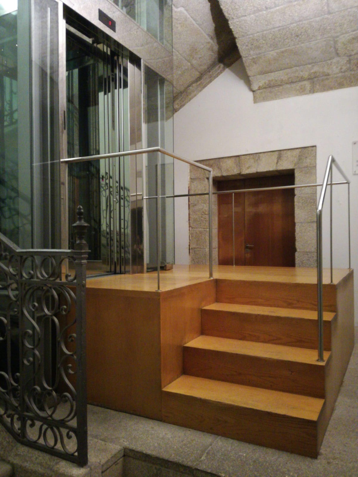 Ascensor inaccesible del ayuntamiento de Santiago de Compostela. 