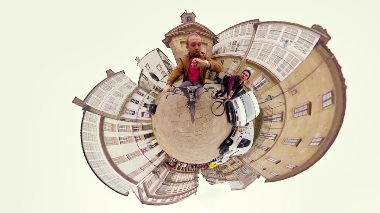 Imagen artística de dos hombres en bicicleta, uno consulta su hora.