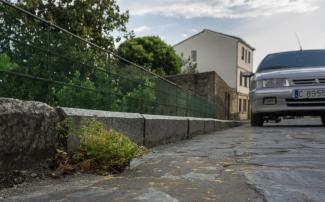 Perpectiva longitudinal de coche atravesando puente