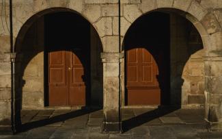 Soportales del casco histórico en los que se observa desnivel de acceso de entrada a la casa.