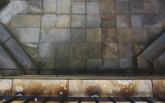 Contrapicado de una composición realizada con el paisaje arquitectónico urbano en piedra.