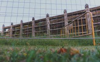 Vallas de obra colocadas delante de la estructura de nichos vacíos en el parque de Bonaval.