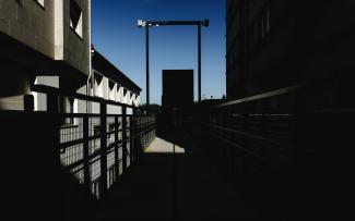 Juego de sombras captado en la plataforma de acceso al ascensor situado en la Calle Os Concheiros.